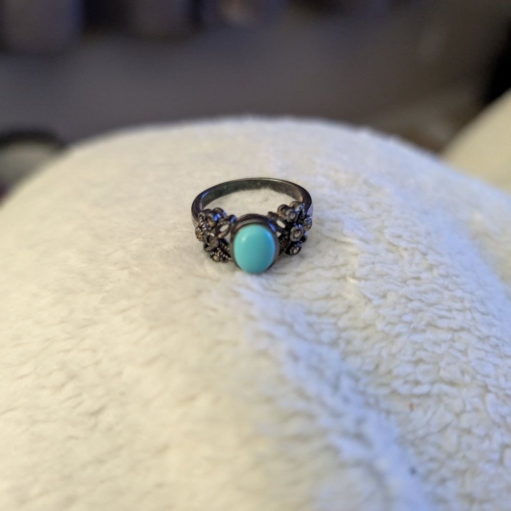 Elegant Turquoise and Black Floral Ring pre owned